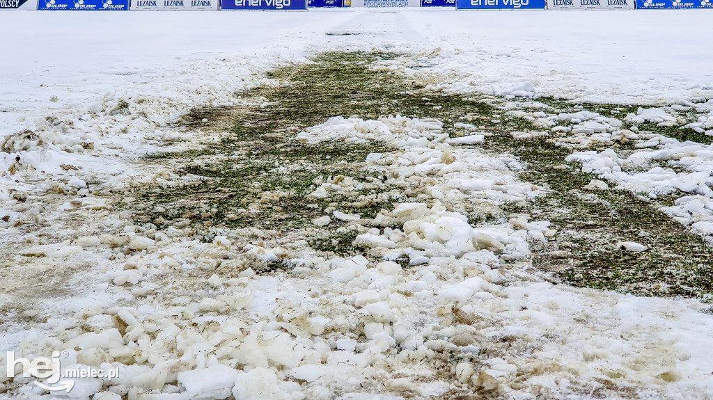 Lód skuł murawę Stadionu Miejskiego w Mielcu