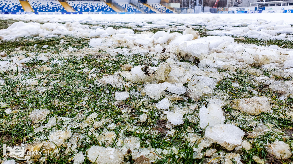 Lód skuł murawę Stadionu Miejskiego w Mielcu