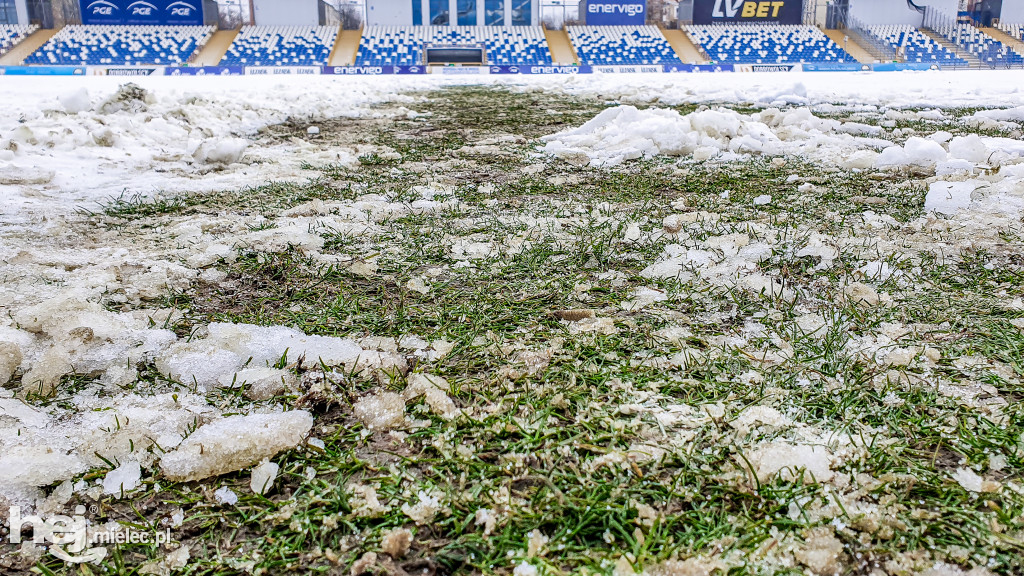 Lód skuł murawę Stadionu Miejskiego w Mielcu