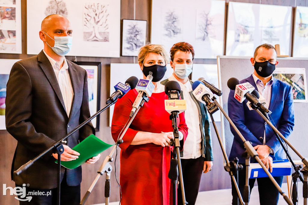 Konferencja prasowa w sprawie szkoły w Wylowie