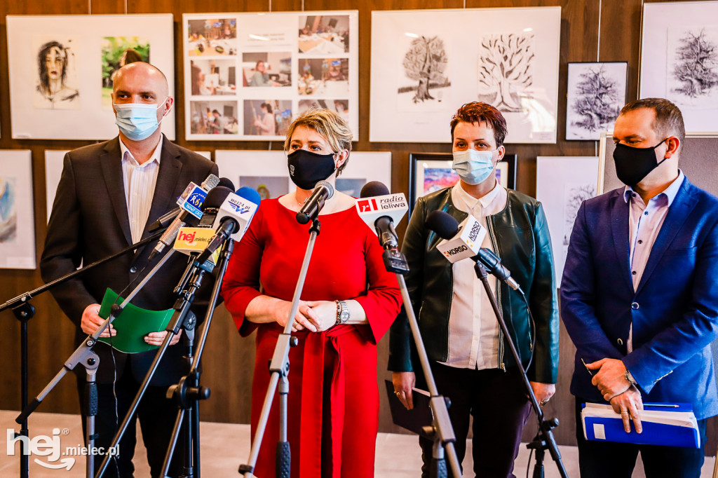Konferencja prasowa w sprawie szkoły w Wylowie