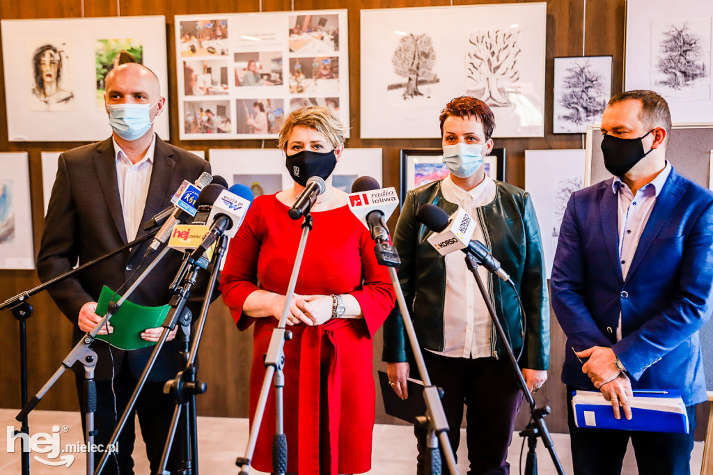 Konferencja prasowa w sprawie szkoły w Wylowie