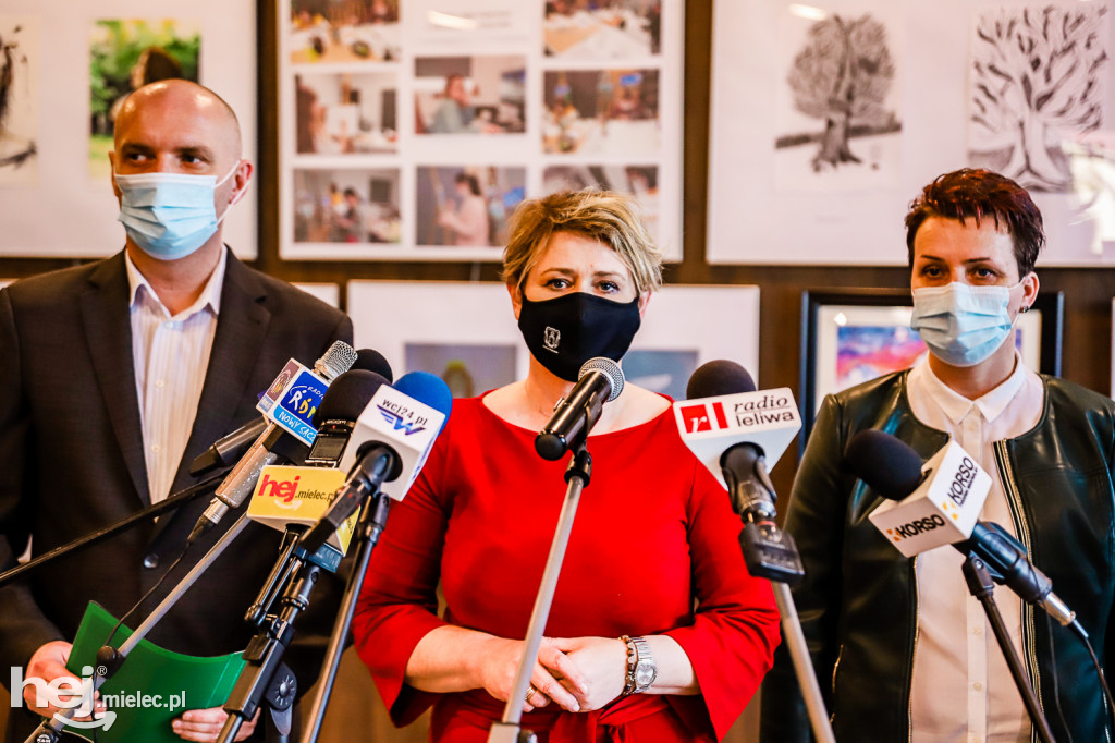 Konferencja prasowa w sprawie szkoły w Wylowie