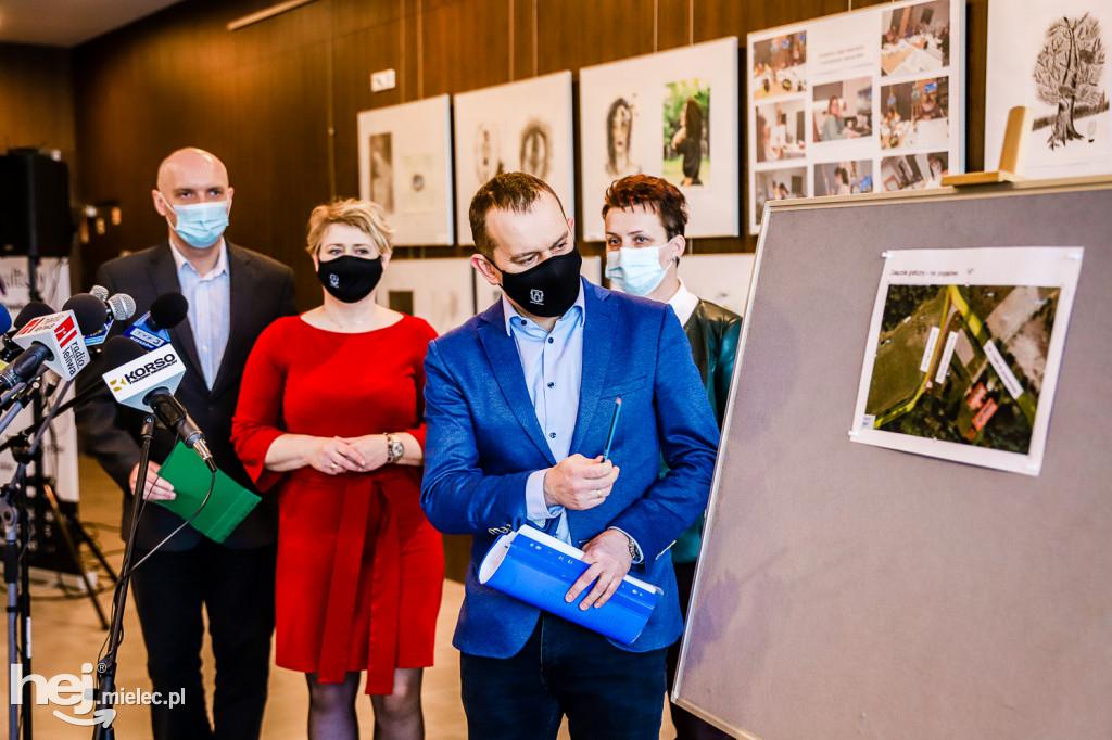 Konferencja prasowa w sprawie szkoły w Wylowie