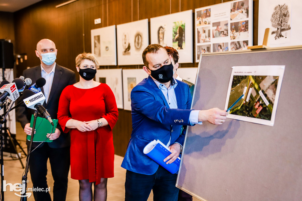 Konferencja prasowa w sprawie szkoły w Wylowie