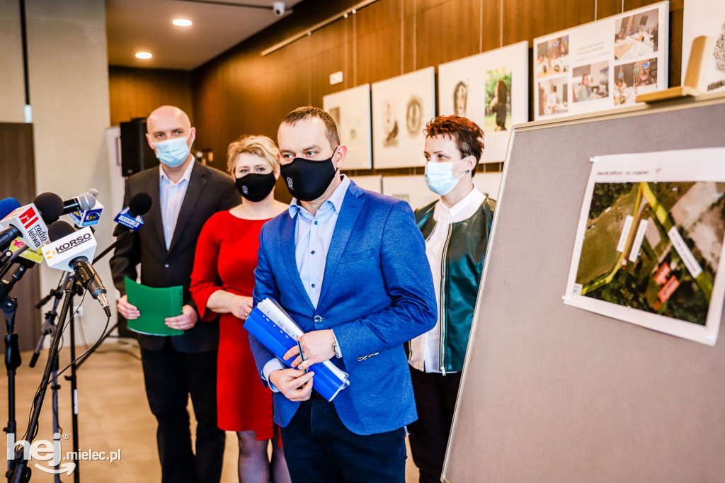 Konferencja prasowa w sprawie szkoły w Wylowie