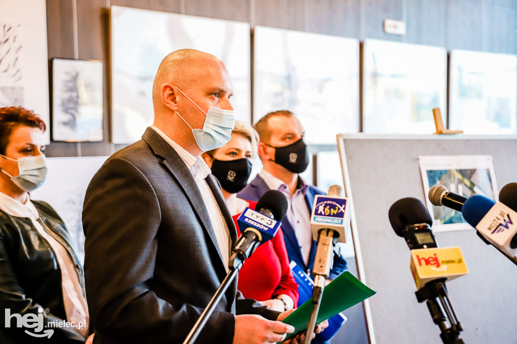 Konferencja prasowa w sprawie szkoły w Wylowie