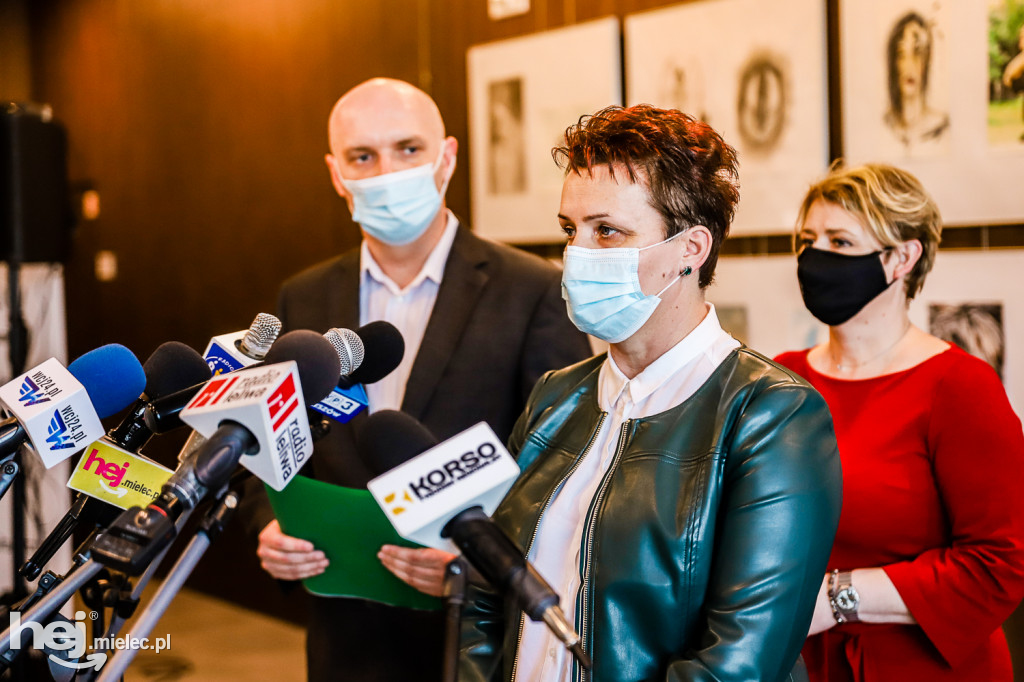 Konferencja prasowa w sprawie szkoły w Wylowie