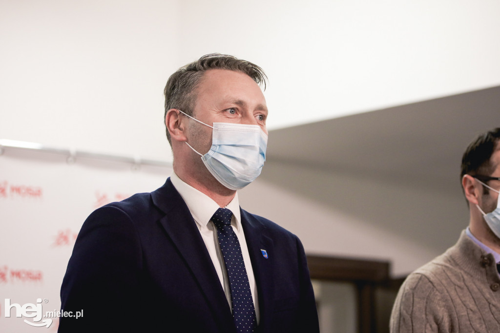 Podpisanie umowy na budowę zadaszenia boiska