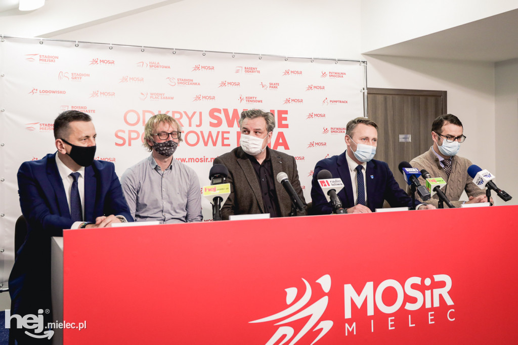 Podpisanie umowy na budowę zadaszenia boiska
