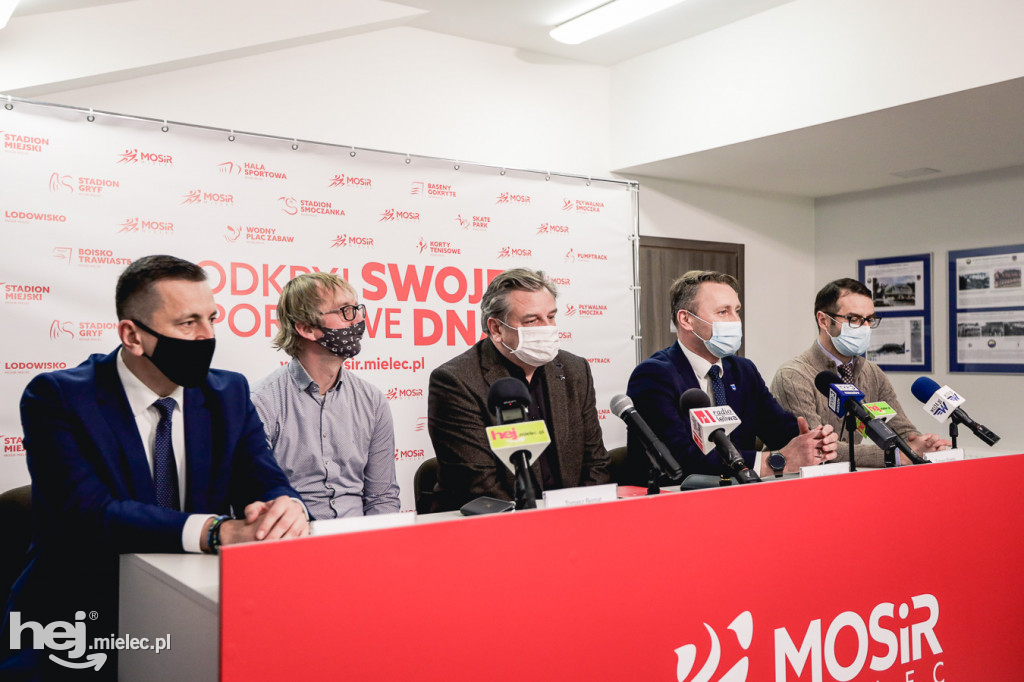 Podpisanie umowy na budowę zadaszenia boiska