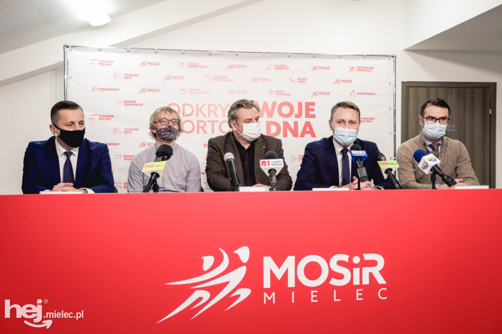 Podpisanie umowy na budowę zadaszenia boiska
