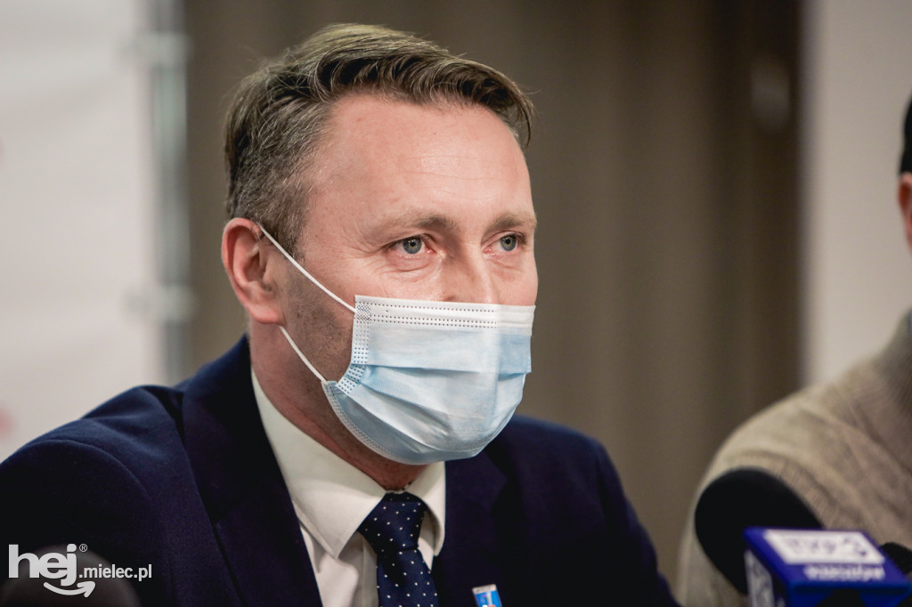 Podpisanie umowy na budowę zadaszenia boiska
