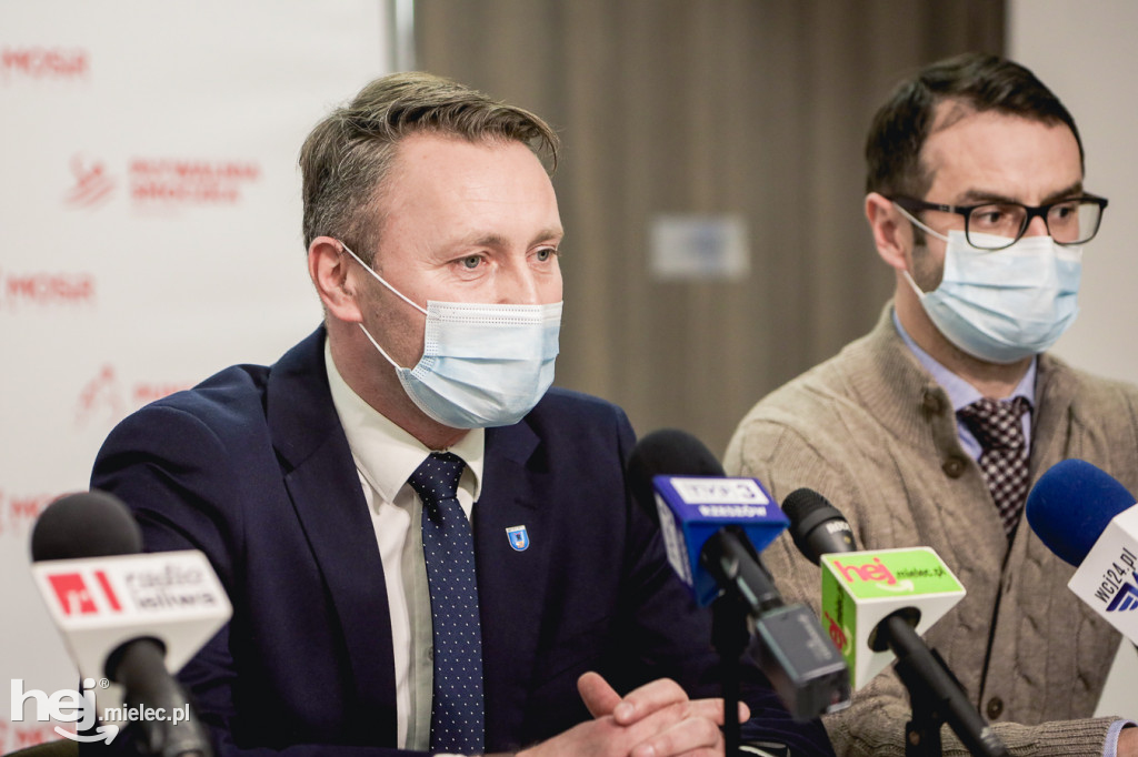 Podpisanie umowy na budowę zadaszenia boiska