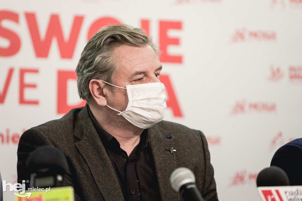 Podpisanie umowy na budowę zadaszenia boiska