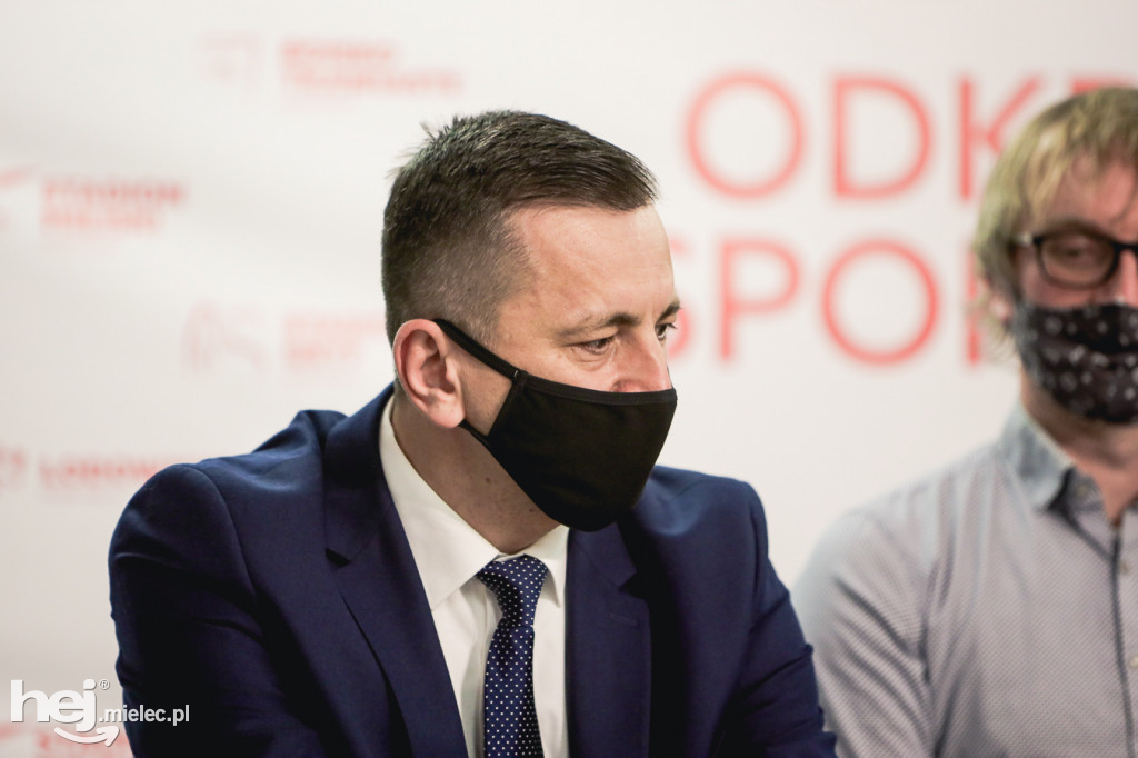 Podpisanie umowy na budowę zadaszenia boiska