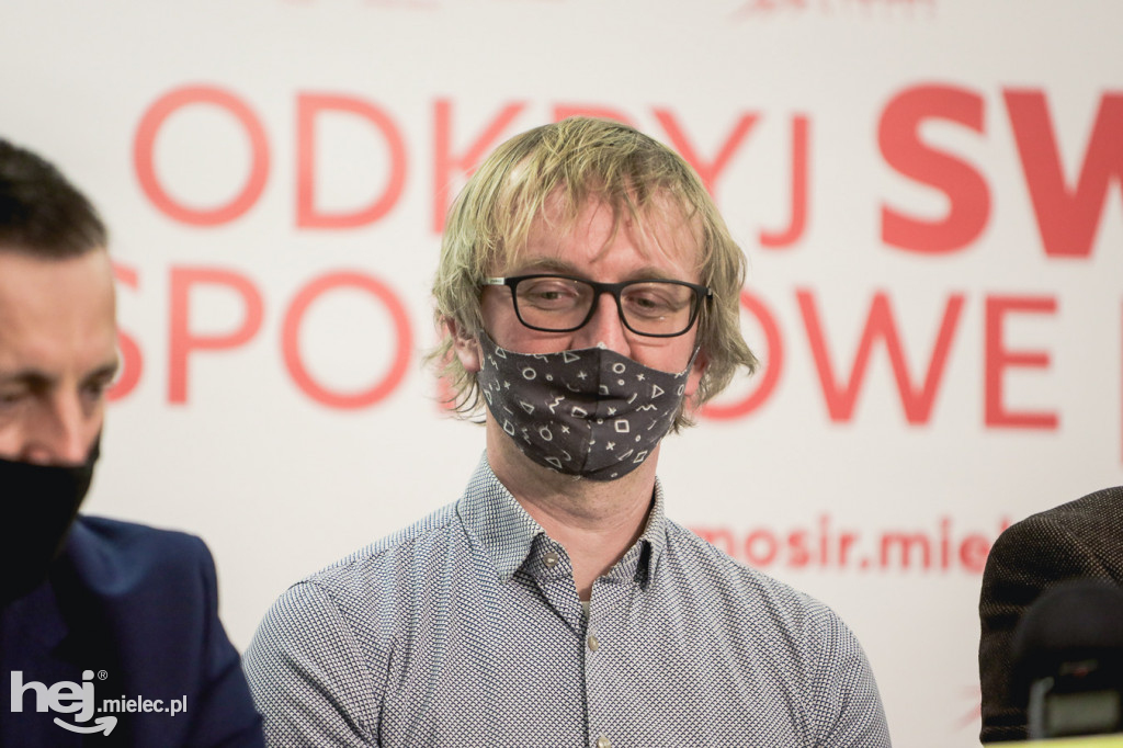 Podpisanie umowy na budowę zadaszenia boiska