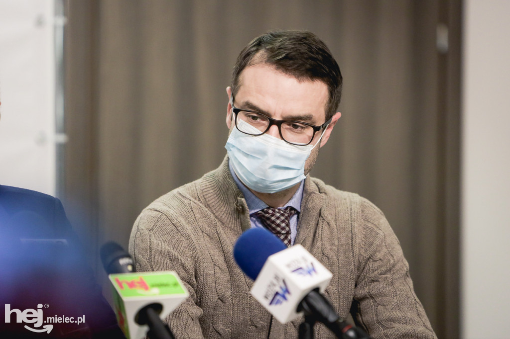 Podpisanie umowy na budowę zadaszenia boiska