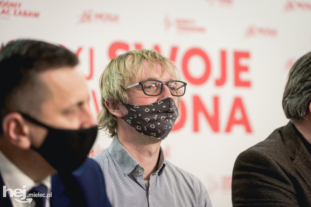 Podpisanie umowy na budowę zadaszenia boiska