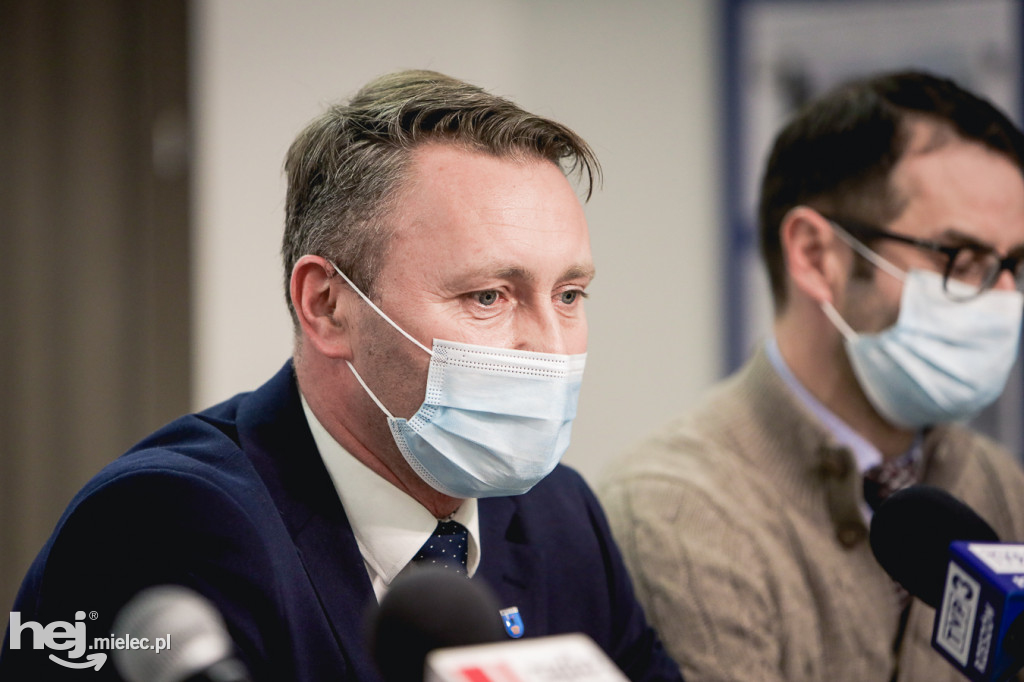 Podpisanie umowy na budowę zadaszenia boiska