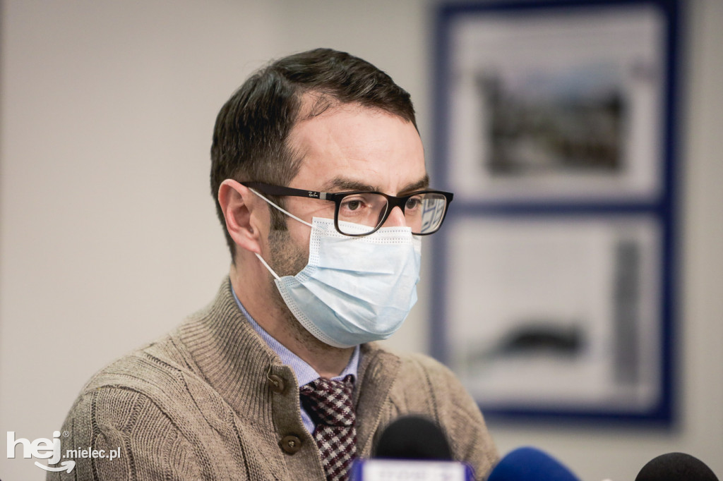 Podpisanie umowy na budowę zadaszenia boiska
