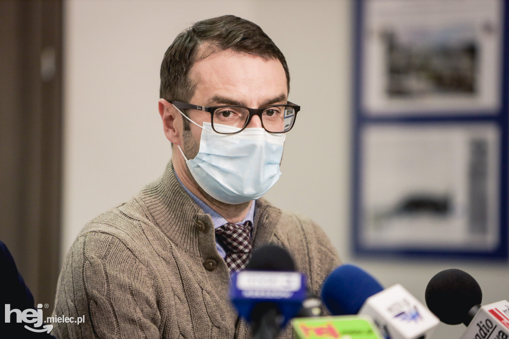 Podpisanie umowy na budowę zadaszenia boiska