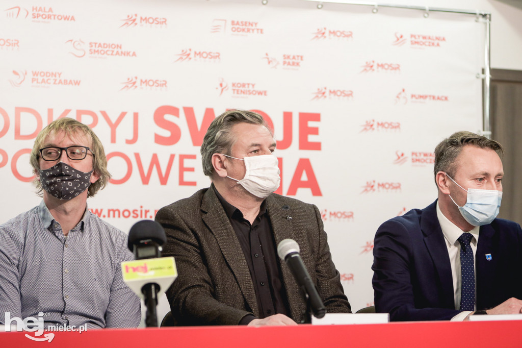 Podpisanie umowy na budowę zadaszenia boiska