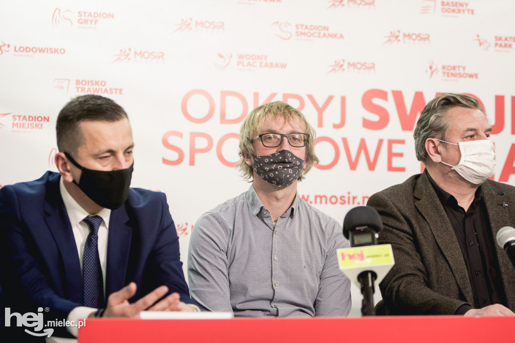 Podpisanie umowy na budowę zadaszenia boiska