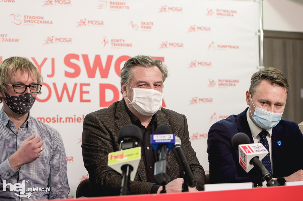 Podpisanie umowy na budowę zadaszenia boiska