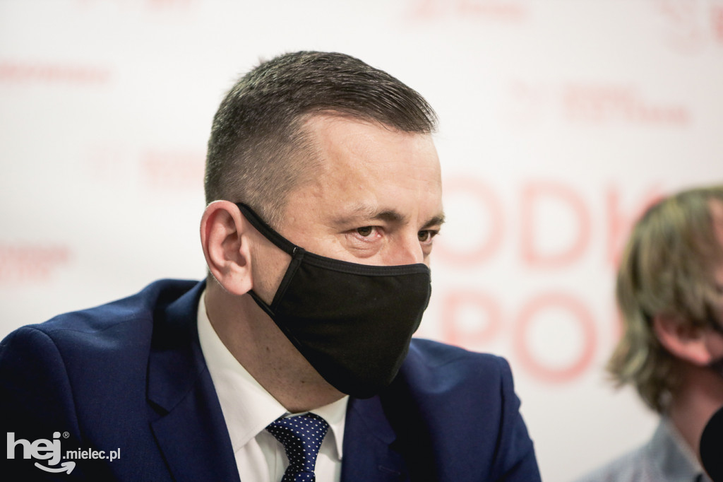 Podpisanie umowy na budowę zadaszenia boiska