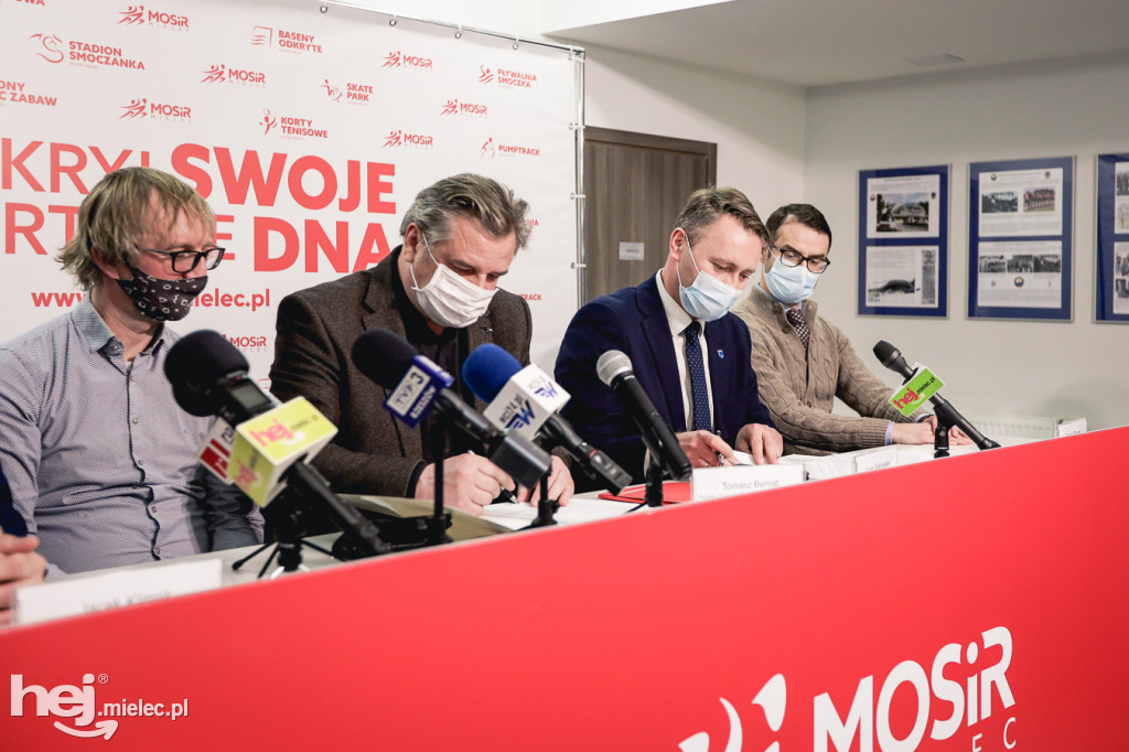 Podpisanie umowy na budowę zadaszenia boiska