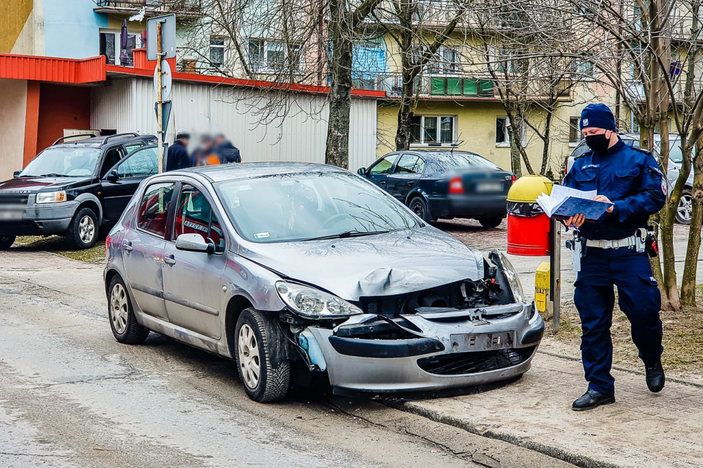 Kolizja w centrum. Zniszczone przyłącze gazowe do sklepu