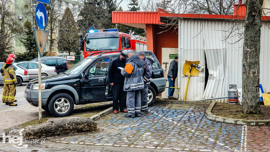 Kolizja w centrum. Zniszczone przyłącze gazowe do sklepu