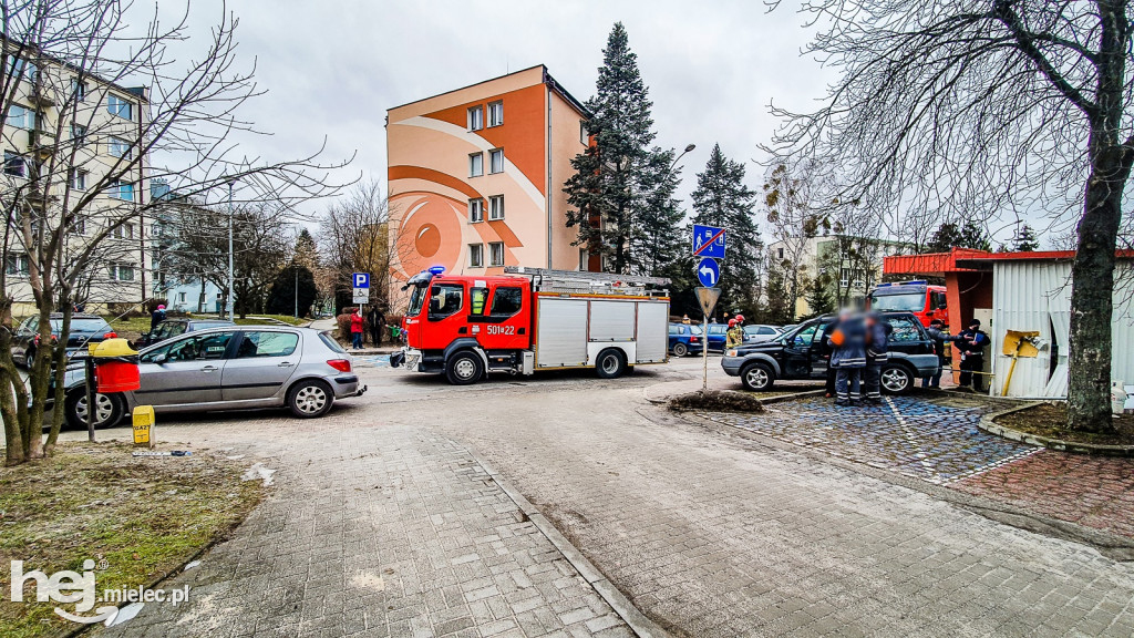 Kolizja w centrum. Zniszczone przyłącze gazowe do sklepu