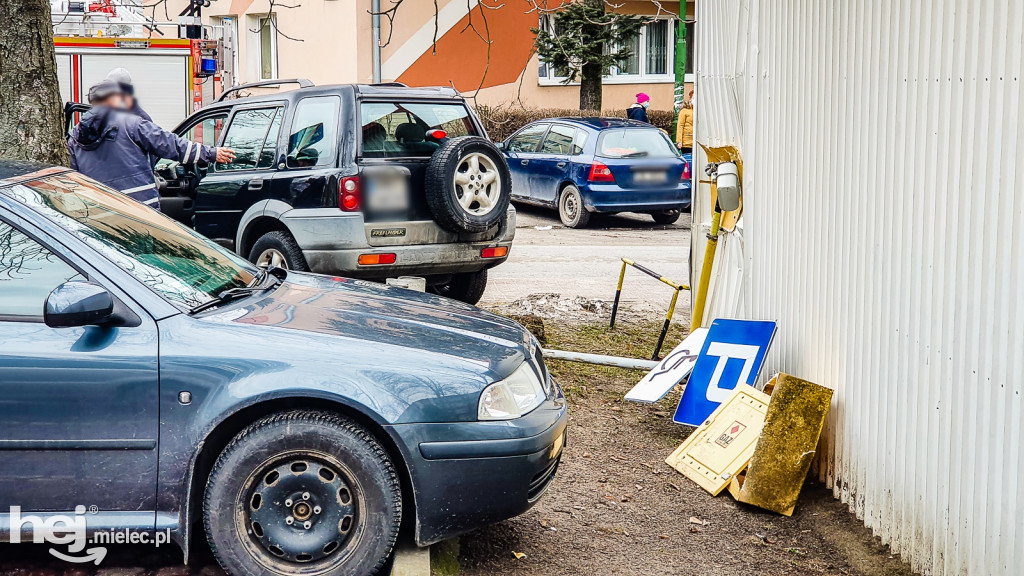 Kolizja w centrum. Zniszczone przyłącze gazowe do sklepu