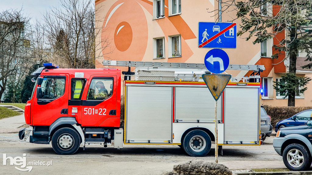Kolizja w centrum. Zniszczone przyłącze gazowe do sklepu