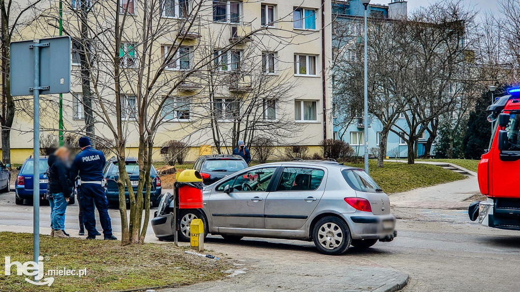 Kolizja w centrum. Zniszczone przyłącze gazowe do sklepu