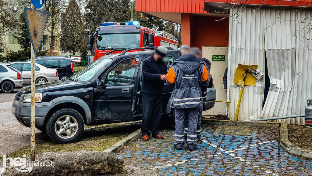 Kolizja w centrum. Zniszczone przyłącze gazowe do sklepu