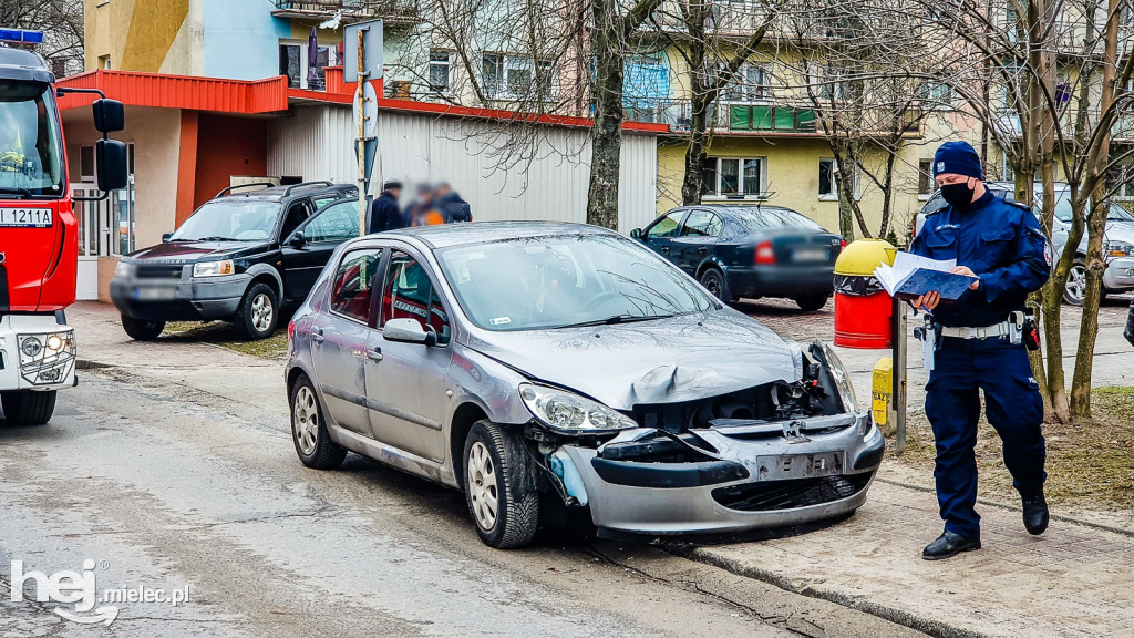 Kolizja w centrum. Zniszczone przyłącze gazowe do sklepu