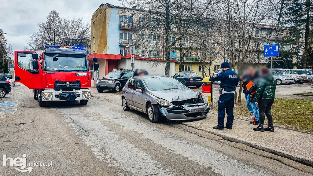 Kolizja w centrum. Zniszczone przyłącze gazowe do sklepu