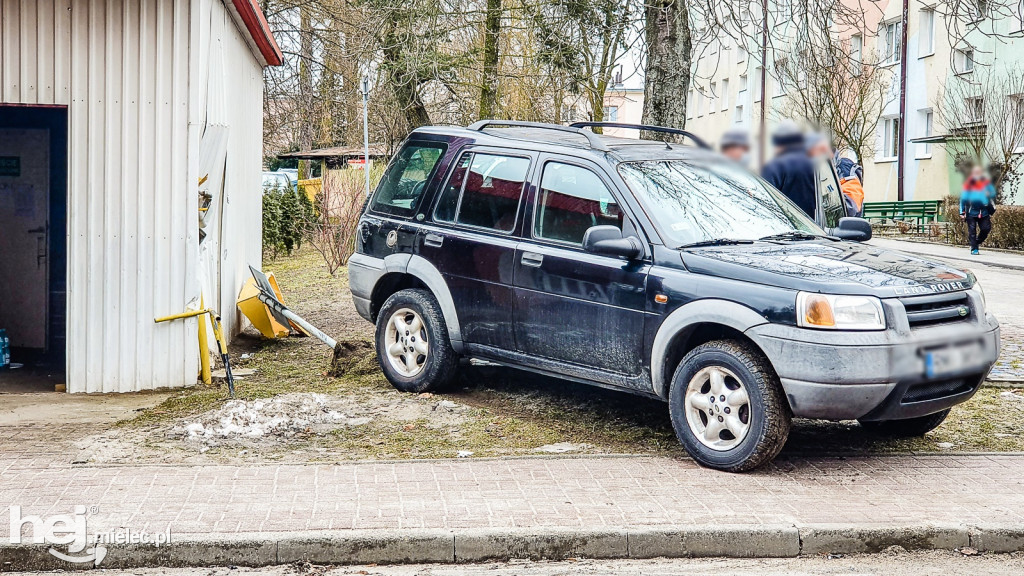 Kolizja w centrum. Zniszczone przyłącze gazowe do sklepu