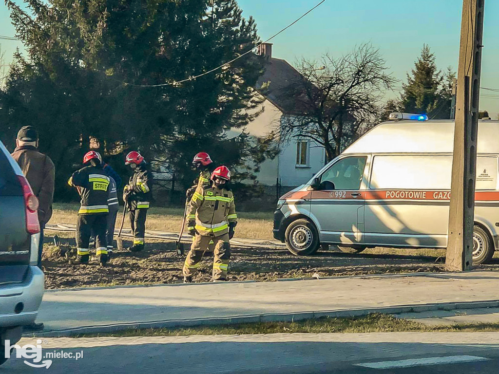 Alarm w Chorzelowie. Uszkodzona rura z gazem