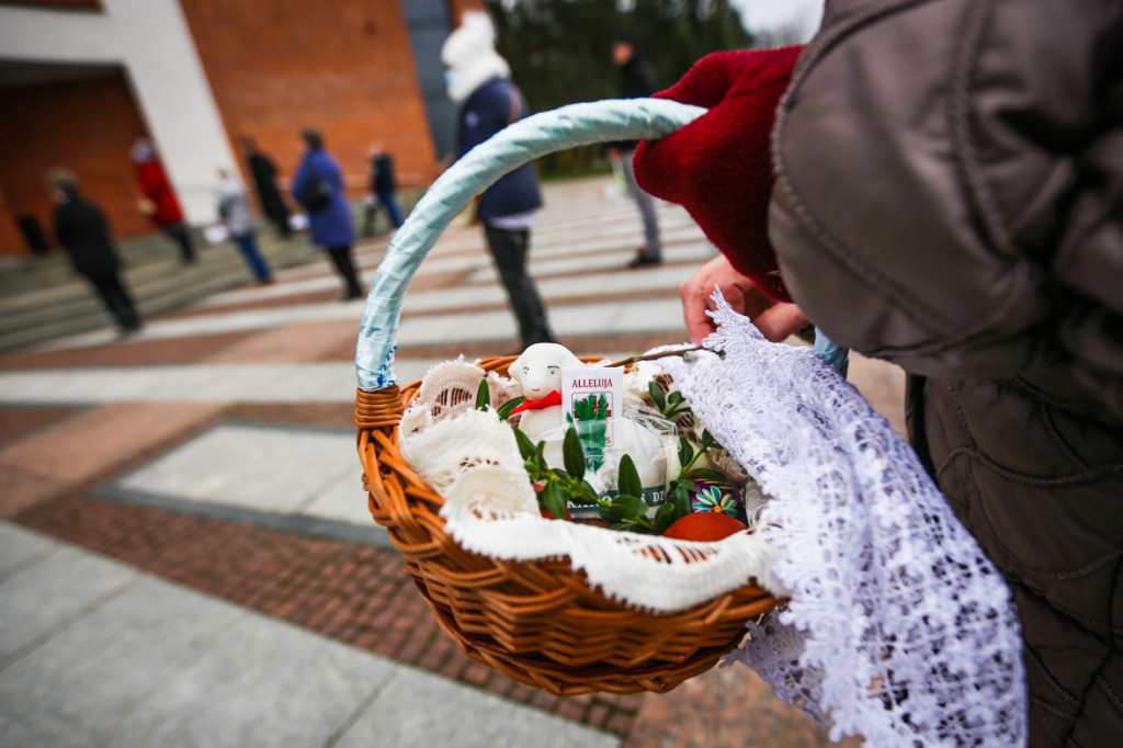 Święcenie pokarmów przed świątyniami