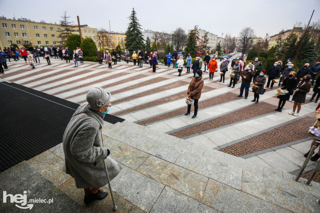 Święcenie pokarmów przed świątyniami
