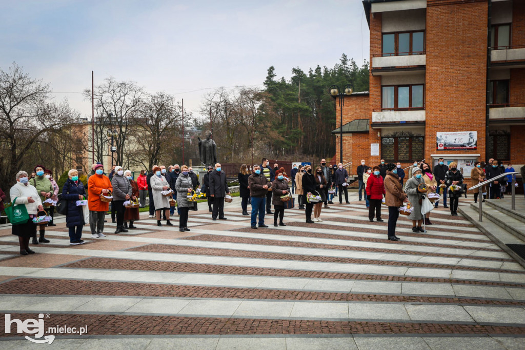 Święcenie pokarmów przed świątyniami