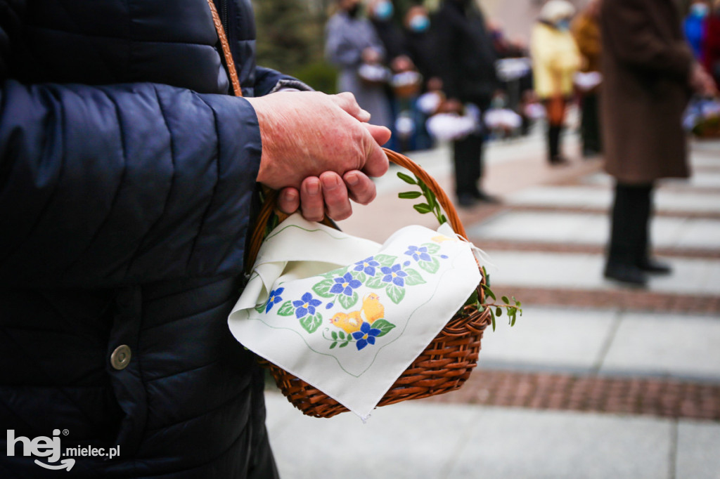 Święcenie pokarmów przed świątyniami