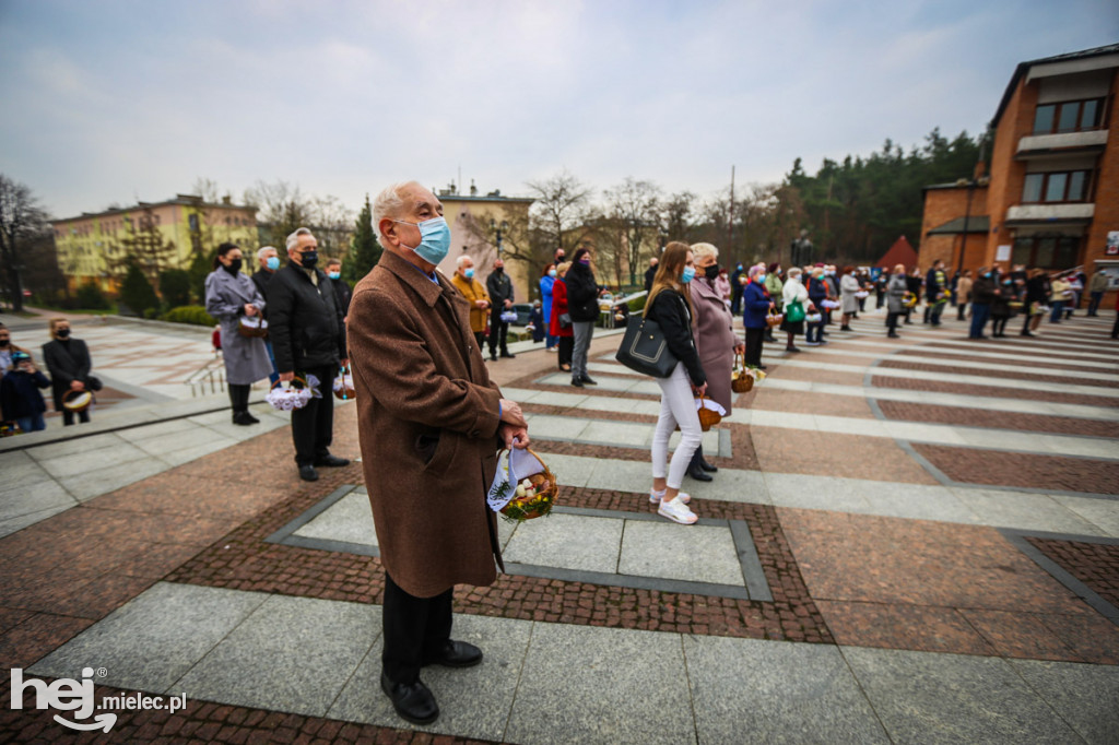 Święcenie pokarmów przed świątyniami