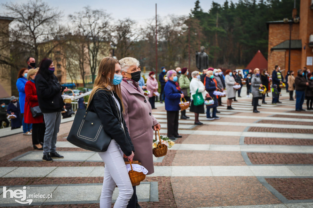 Święcenie pokarmów przed świątyniami