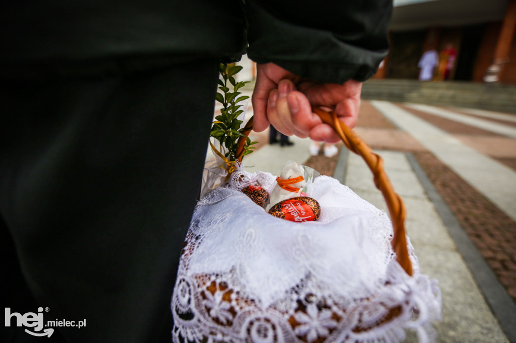 Święcenie pokarmów przed świątyniami