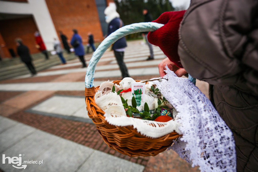 Święcenie pokarmów przed świątyniami